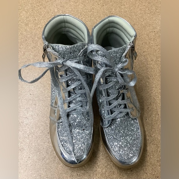 Forever Link Women’s Silver Wedge Glitter Sneakers in Multiple Sizes - Picture 3 of 3